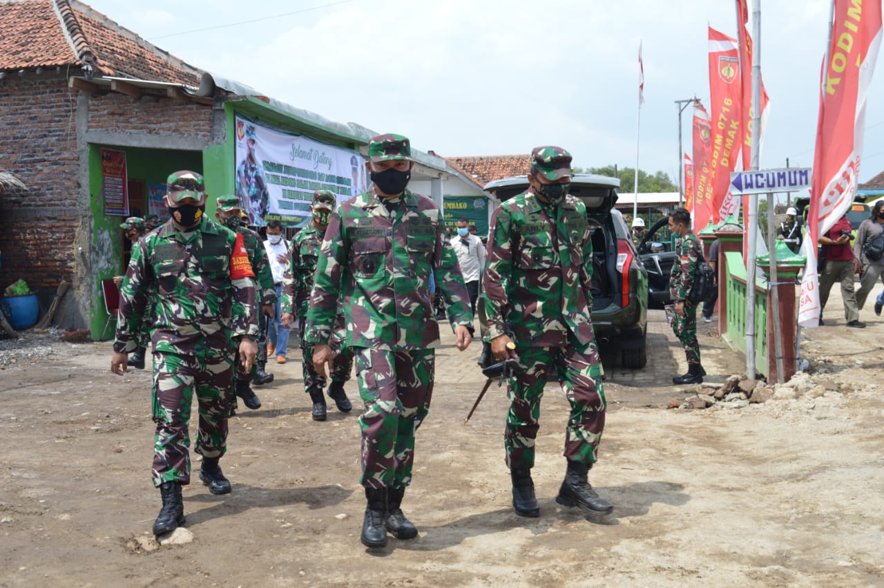 Kasdam IV/Diponegoro Tinjau Lokasi Sasaran Serbuan Teritorial Korem 073/MKT di Sayung Demak
